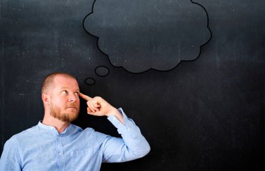 Blackbord 'a elle çizilmiş konuşma balonu. Sıradan bir iş adamı bakıyor. Yaratıcı fikir ve yenilik kavramı