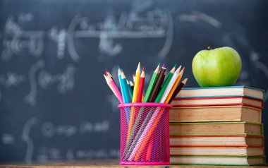 Okul Konseptine geri dönelim. Kara tahtaya karşı aksesuarlar ve kitaplar.