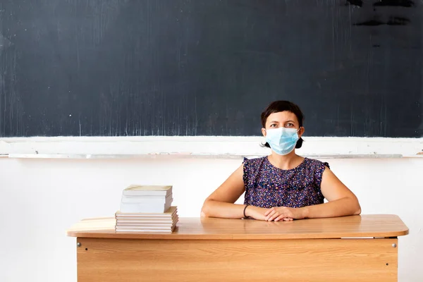 Teacher Face Mask Welcoming Children Back School Lockdown Back School — Stock Photo, Image