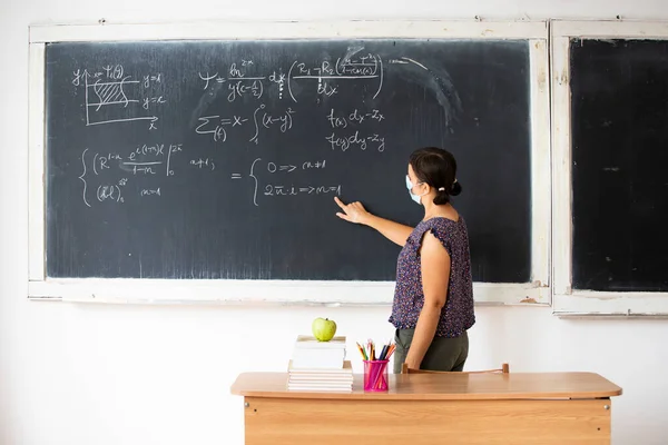 Insegnante Donna Con Maschera Che Insegna Matematica Scuola Distanziamento Sociale — Foto Stock