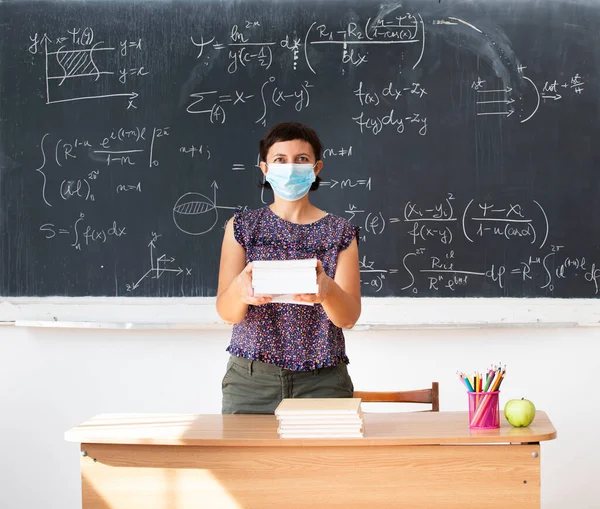 Teacher Face Mask Welcoming Children Back School Lockdown Back School — Stock Photo, Image