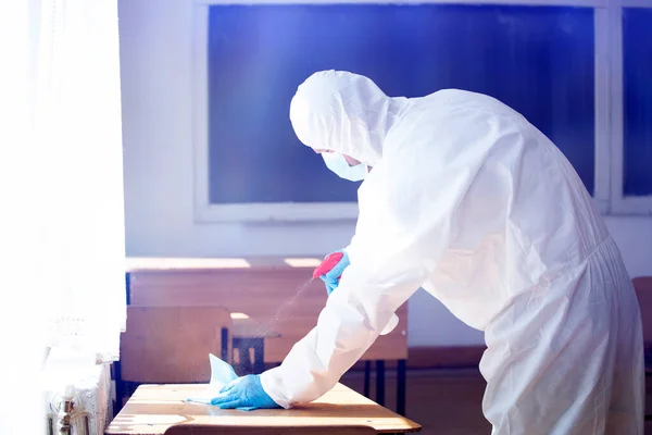 Trabajador Pulveriza Desinfectante Como Parte Las Medidas Preventivas Contra Propagación — Foto de Stock