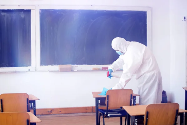 노동자는 학교에서 코로나 바이러스 Covid 확산을 방지책의 일환으로 살균제를 학기를 — 스톡 사진