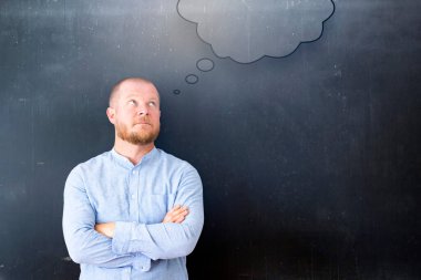 Blackbord 'a elle çizilmiş konuşma balonu. Sıradan bir iş adamı bakıyor. Yaratıcı fikir ve yenilik kavramı