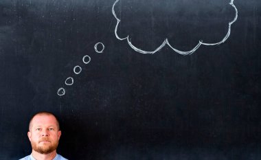 Blackbord 'a elle çizilmiş konuşma balonu. Sıradan bir iş adamı bakıyor. Yaratıcı fikir ve yenilik kavramı