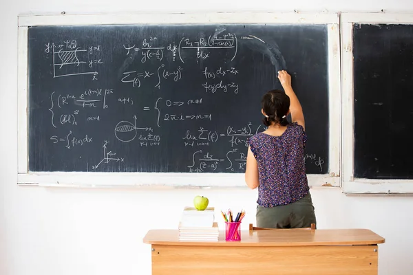 Insegnante Donna Con Maschera Che Insegna Matematica Scuola Distanziamento Sociale — Foto Stock