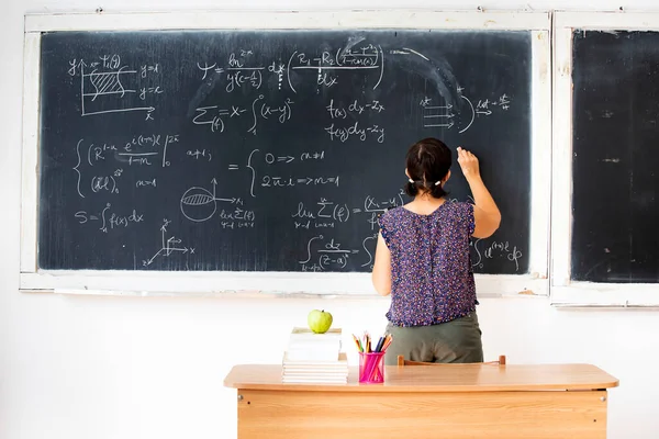 Insegnante Donna Con Maschera Che Insegna Matematica Scuola Distanziamento Sociale — Foto Stock