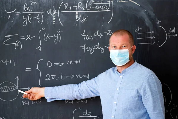 Male Teacher Mask Teaching Math Lesson School Social Distanting Classroom — Stock Photo, Image