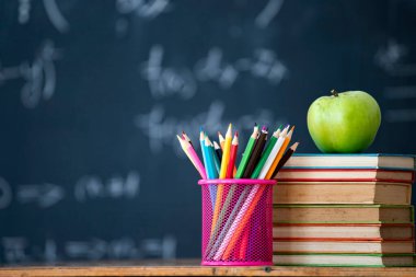 Okul Konseptine geri dönelim. Kara tahtaya karşı aksesuarlar ve kitaplar.