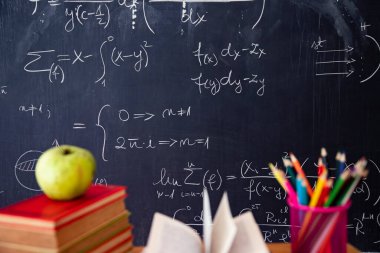 Okul Konseptine geri dönelim. Kara tahtaya karşı aksesuarlar ve kitaplar.