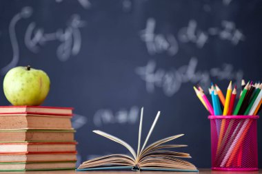 Okul Konseptine geri dönelim. Kara tahtaya karşı aksesuarlar ve kitaplar.