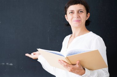 Tahtanın önünde, sınıfta bir öğretmen var. Okul konseptine dönelim..