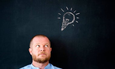 Düşünen bir iş adamı durup, ilham almak için kafa yoruyor. İş planlaması. Fırsatlar arıyorum. Yönetim sorunları.