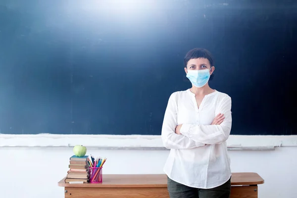 Teacher Face Mask Welcoming Children Back School Lockdown Back School — Stock Photo, Image