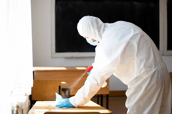 Werknemer Spuit Desinfecterend Middel Het Kader Van Preventieve Maatregelen Tegen — Stockfoto