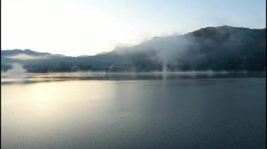 Romanya 'nın sonbahar gündoğumunda güzel Colibita Gölü' nün hava manzarası.