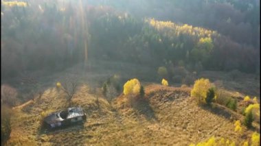Romanya 'nın sonbahar gündoğumunda güzel Colibita Gölü' nün hava manzarası.