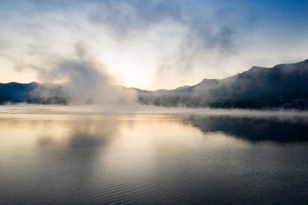 Salida Del Sol Brumosa Mágica Sobre Lago Colibita Otoño Rumania —  Fotos de Stock