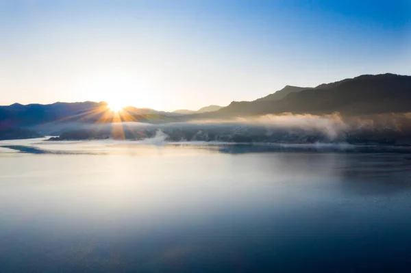 Salida Del Sol Brumosa Mágica Sobre Lago Colibita Otoño Rumania —  Fotos de Stock