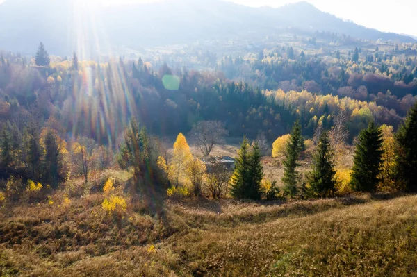 カラフルな魔法の秋の山の風景 — ストック写真