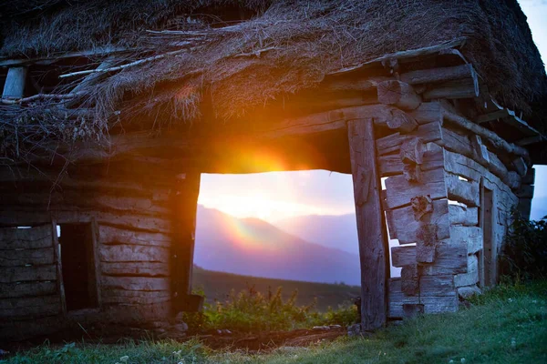 Stará Dřevěná Chata Letním Západu Slunce Transylvánských Horách — Stock fotografie