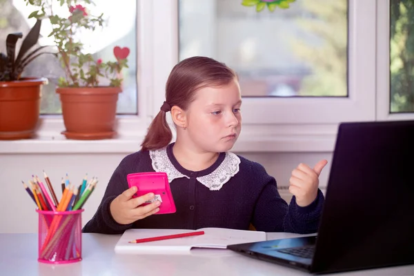 Formazione Online Distanza Ragazza Della Scuola Guardando Lezioni Educazione Online — Foto Stock