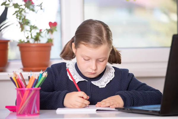 Distansutbildning Nätet Skolflicka Tittar Online Utbildning Klasser Och Gör Skolans — Stockfoto