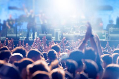 Konserde kalabalık - Parlak sahne ışıkları içinde tezahürat yapan kalabalık
