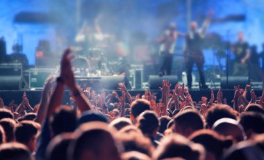 Konserde kalabalık - Parlak sahne ışıkları içinde tezahürat yapan kalabalık