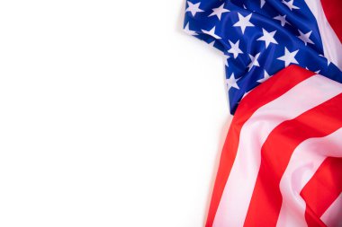 Beyaz arka planda Amerika Birleşik Devletleri bayrağının üst görüntüsü. ABD Bağımsızlık Günü, Anma Günü.