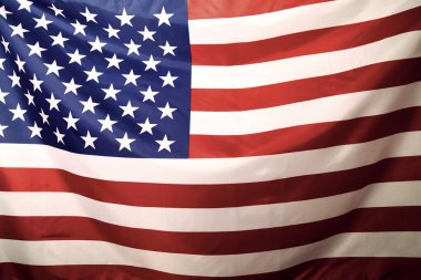 Amerika Birleşik Devletleri bayrağı dalgalanıyor .