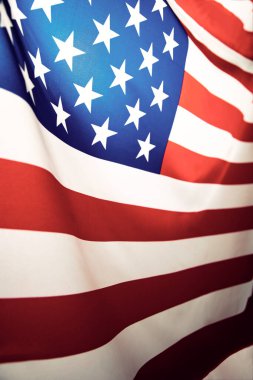 Amerika Birleşik Devletleri bayrağı dalgalanıyor .