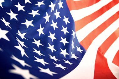 Amerika Birleşik Devletleri bayrağı dalgalanıyor .