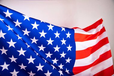 Amerika Birleşik Devletleri bayrağı dalgalanıyor .