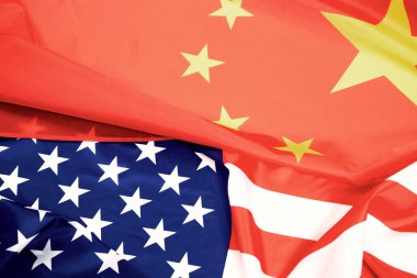 Çin 'in sallanan pamuk desenli arka planında Amerika Birleşik Devletleri bayrağı. Siyasi ilişkiler ve çatışmalar kavramı.