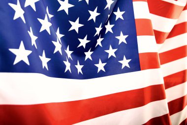 Amerika Birleşik Devletleri bayrağı dalgalanıyor .