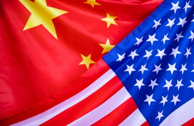 Çin 'in sallanan pamuk desenli arka planında Amerika Birleşik Devletleri bayrağı. Siyasi ilişkiler ve çatışmalar kavramı.