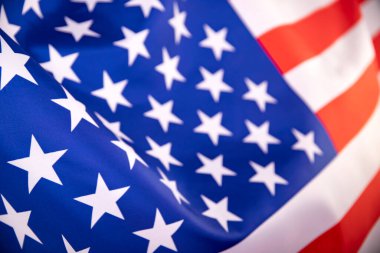 Amerika Birleşik Devletleri bayrağı dalgalanıyor .