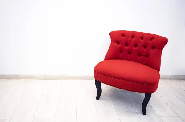 Minimalist Odada Tek Kırmızı Kadife Koltuk — Stok fotoğraf