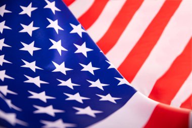 Amerika Birleşik Devletleri bayrağı dalgalanıyor .