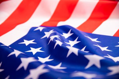 Amerika Birleşik Devletleri bayrağı dalgalanıyor .