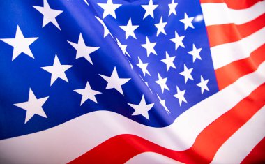 Amerika Birleşik Devletleri bayrağı dalgalanıyor .
