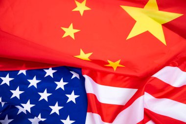 Çin 'in sallanan pamuk desenli arka planında Amerika Birleşik Devletleri bayrağı. Siyasi ilişkiler ve çatışmalar kavramı.