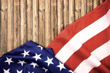 Eski tahta üzerinde Amerikan bayrağı.