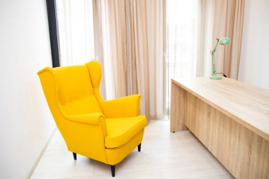 Masası, koltuğu ve bürosu, bürosu olan genel müdür ya da yönetici ofisi