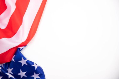 Beyaz arka planda Amerika Birleşik Devletleri bayrağının üst görüntüsü. ABD Bağımsızlık Günü, Anma Günü.