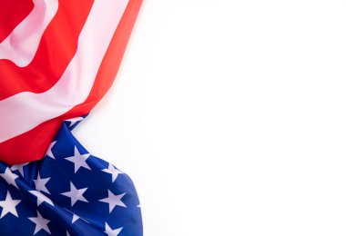 Beyaz arka planda Amerika Birleşik Devletleri bayrağının üst görüntüsü. ABD Bağımsızlık Günü, Anma Günü.