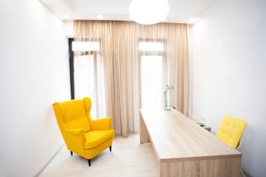 Masası, koltuğu ve bürosu, bürosu olan genel müdür ya da yönetici ofisi