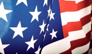 Amerika Birleşik Devletleri bayrağı dalgalanıyor .