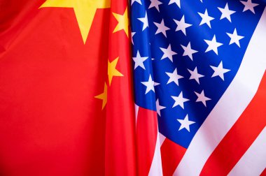 Çin 'in sallanan pamuk desenli arka planında Amerika Birleşik Devletleri bayrağı. Siyasi ilişkiler ve çatışmalar kavramı.